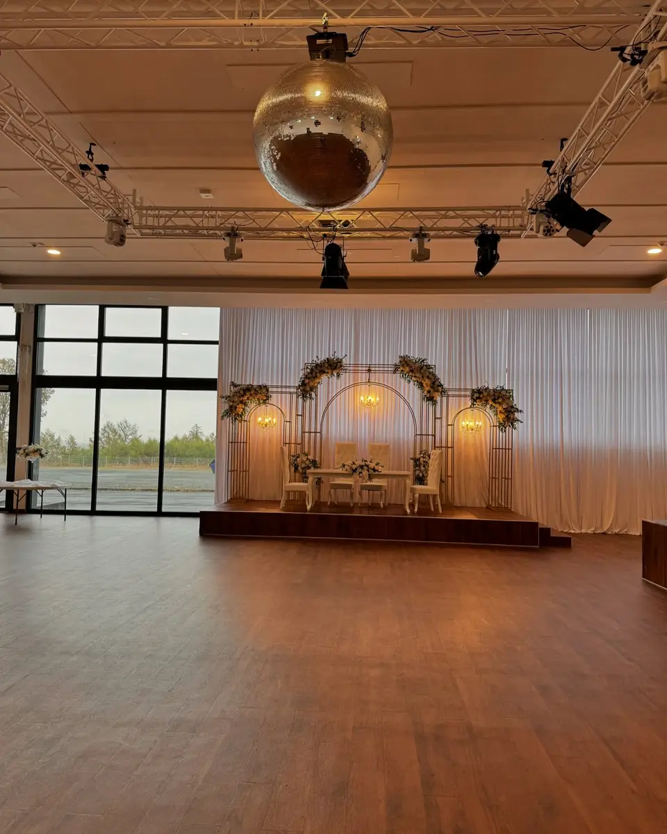 Bühne mit goldenen Bögen und Discokugel