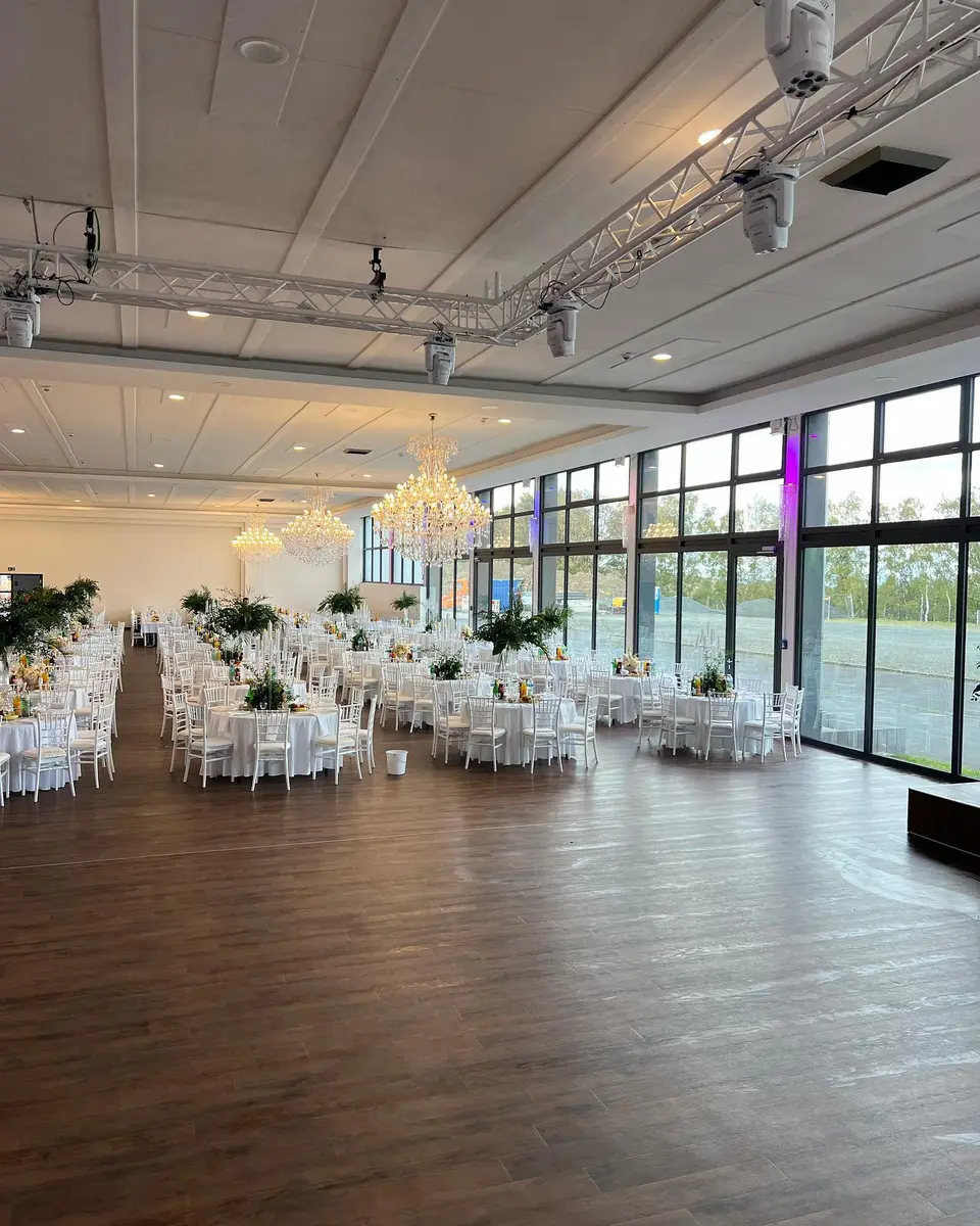 Großer Saal des Kristall Eventsaals in Burbach mit Kristall-Kronleuchtern und Glasfront