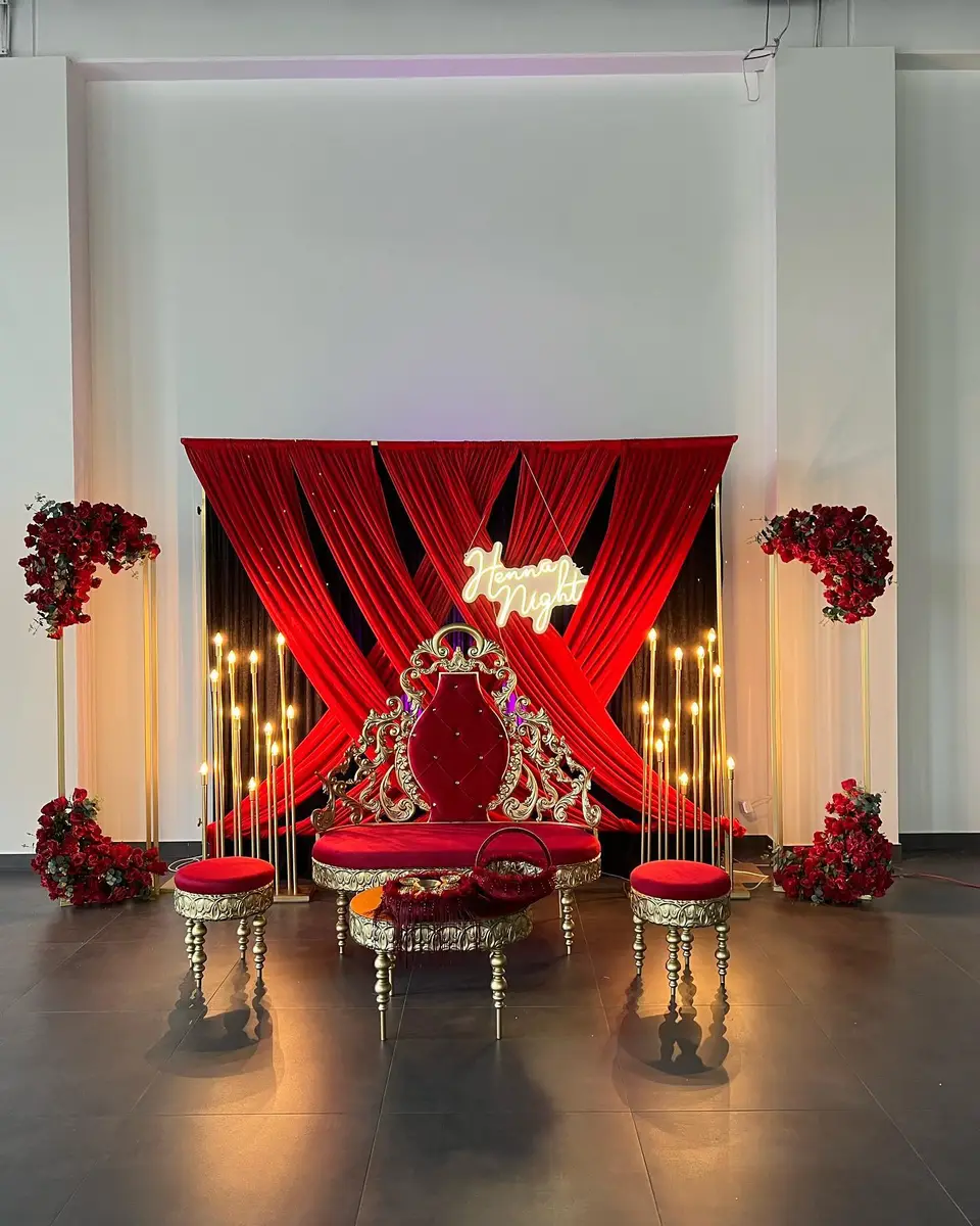 Henna-Abend-Bühne in Rot und Gold mit Kerzen und Rosen