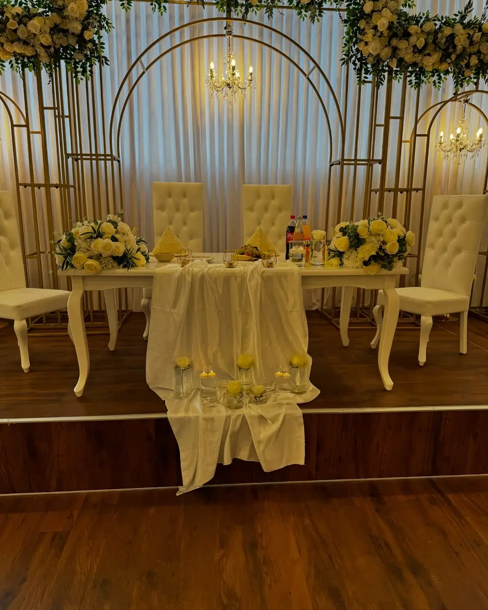 Festlich gedeckter Brauttisch mit weißen Rosen im Kristall Eventsaal Burbach