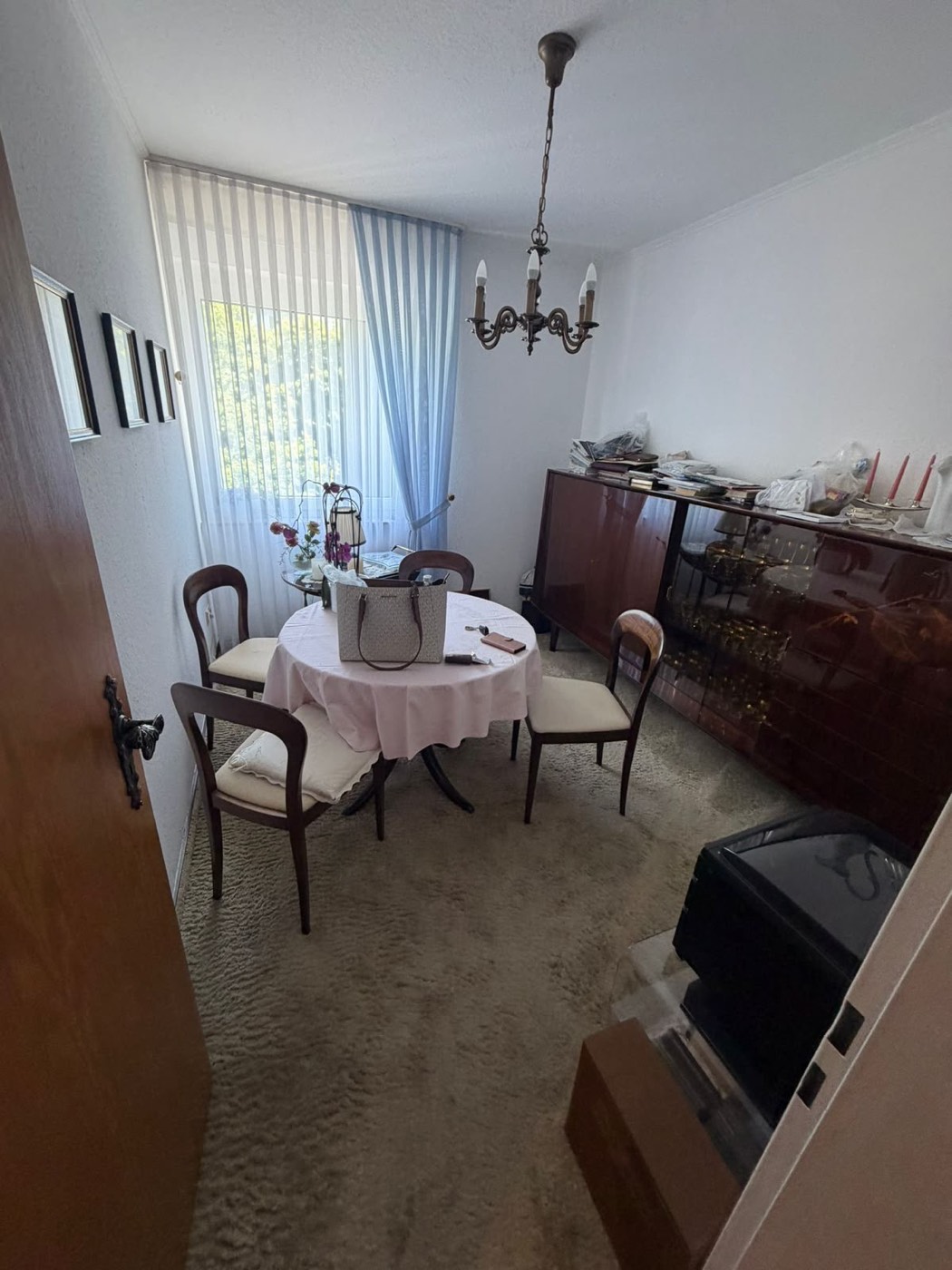 Eingerichtetes Esszimmer vor der Auflösung