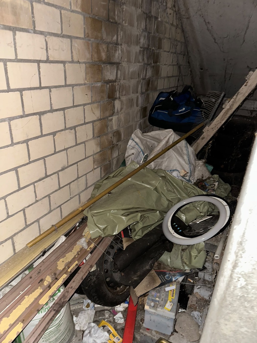 Vollgestellter Keller vor der Räumung