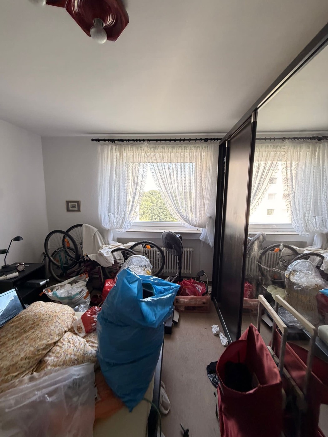 Messie-Schlafzimmer vor der Räumung