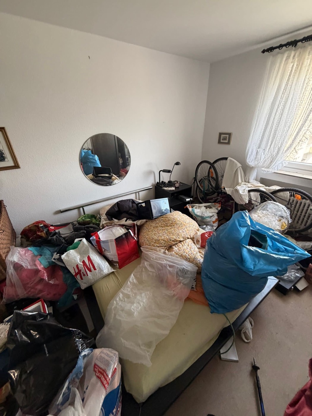 Stark vollgestelltes Zimmer vor der Entrümpelung