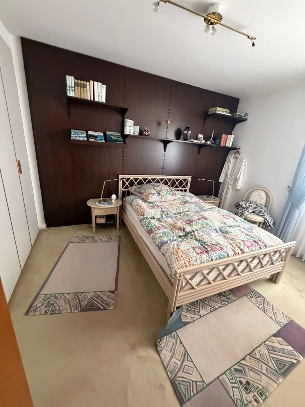 Möbliertes Schlafzimmer vor der Auflösung